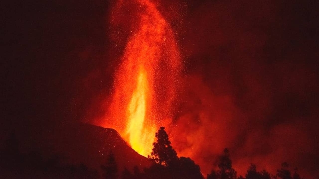 Volcán Cumbre Vieja vuelve a hacer explosión y hay repunte de sismos.