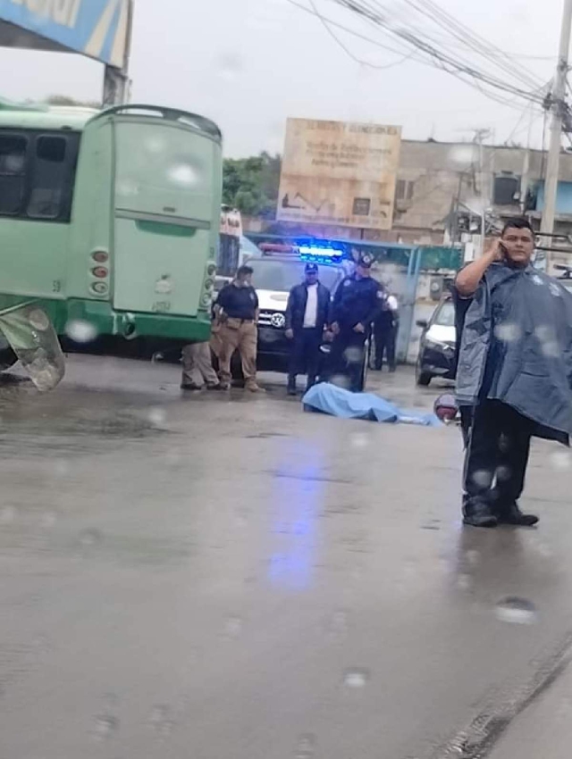 El motociclista quedó sin vida cerca de la parte trasera de la “ruta”.