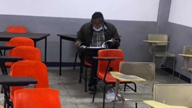 Abuelito hace examen para cumplir su sueño de ser abogado.