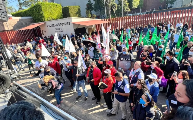 Protestan frente a San Lázaro a favor de vacaciones dignas