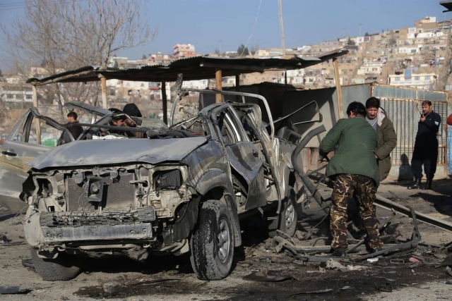 Atentado con bomba cerca de escuela en Afganistán deja 25 muertos.