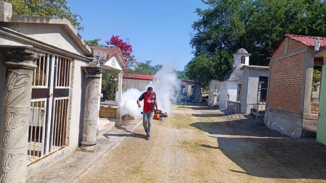 Brigadas municipales recorrieron todos los panteones locales para llevar a cabo diversas acciones.