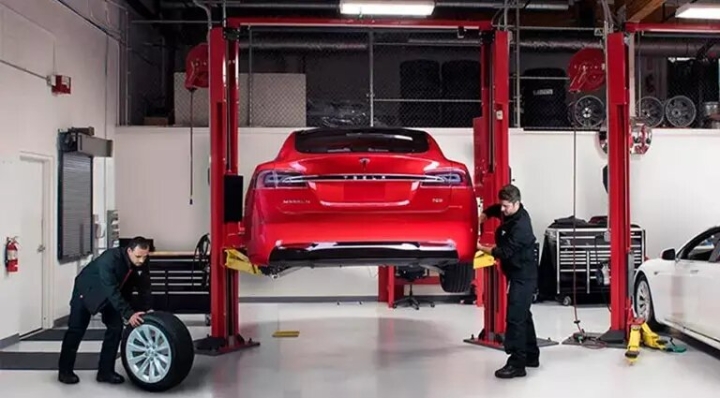 Reparar un Tesla sale tan caro que las aseguradoras prefieren subastar los autos eléctricos