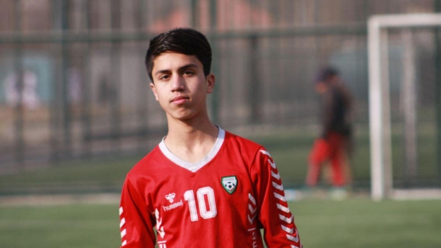 Un futbolista afgano de 19 años muere cuando trataba de huir de Kabul agarrado a un avión