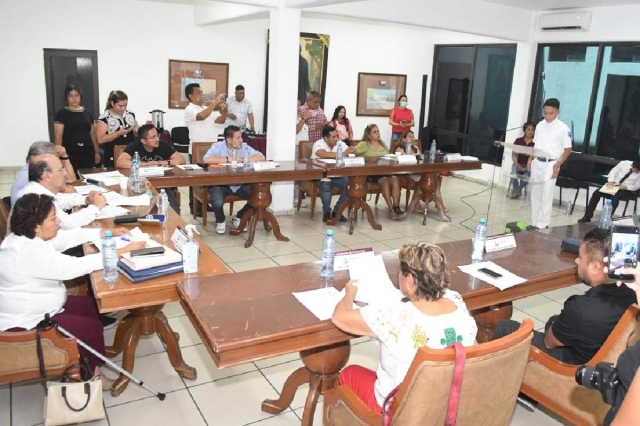 Integrantes del Cabildo eligieron a los alumnos que representarán a Cuautla en el Parlamento Infantil, el próximo 30 de abril, en el Congreso local. 