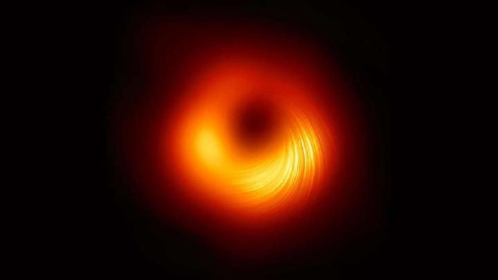 Imagen del agujero negro supermasivo en M87 en luz polarizada. 