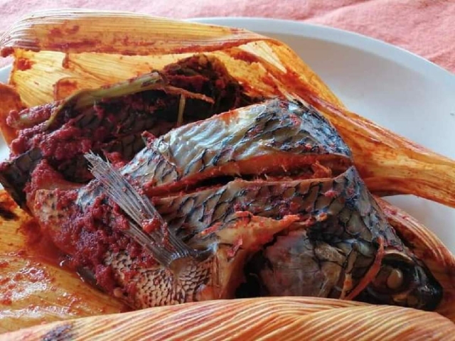 El tamal de mojarra es uno de los platillos típicos de Coatetelco.