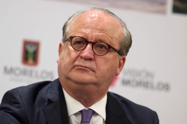 Ordenan al Congreso pronunciarse sobre juicio político contra Graco Ramírez Un tribunal colegiado confirmó la sentencia de un juzgado federal y ordenó al Congreso de Morelos emitir un nuevo acuerdo debidamente fundado y motivado sobre la procedibilidad o no del juicio político en contra del exgobernador perredista, Graco Ramírez Garrido Abreu. Después de varios años de litigio, el Primer Tribunal Colegiado en materia Penal y Administrativa resolvió el amparo en revisión 560/2023, que ratificó el fallo del Juzgado Cuarto de Distrito en el juicio de amparo 673/2020, promovido por el exmandatario perredista en contra de la LIV Legislatura, que en noviembre de 2019 admitió el juicio político promovido por el Gobierno de Morelos, entonces encabezado por el gobernador en turno, Cuauhtémoc Blanco Bravo, quien hasta la fecha mantiene una fuerte rivalidad con Garrido Abreu.   En su fallo, el tribunal colegiado confirmó el sobreseimiento del amparo respecto a la omisión del Poder Legislativo —alegada por Graco Ramírez— de emitir La Ley de Responsabilidad Política para el Estado de Morelos, pues su situación jurídica se regirá conforme a la Ley Estatal de Responsabilidades de los Servidores Públicos vigente; y ratificó la negativa de la protección de la justicia federal sobre los argumentos de que habría prescrito el plazo para ser sujeto de juicio político y que no fue emplazado en tiempo y forma. El tribunal colegiado mantuvo la concesión del amparo otorgada por el Juzgado Cuarto de Distrito al exgobernador perredista, para el efecto de que la Junta Política y de Gobierno del Congreso del Estado de Morelos de la actual legislatura deje insubsistente el acuerdo del 14 de noviembre de 2019 por el que se radicó el juicio político en contra del exgobernador y emita uno nuevo debidamente fundado y motivado. Lo anterior, debido a que los entonces diputados de la Junta Política y de Gobierno de la LIV Legislatura, Alejandra Flores Espinoza, de Morena; Marcos Zapotitla Becerro, de Encuentro Social, y quien sigue bajo proceso penal por delitos sexuales en agravio de una excolaboradora; Ana Cristina Guevara Ramírez, de MC; Rosalina Mazari Espín, del PRI; Dalila Morales Sandoval, del PAN; y Cristina Xochiquetzal Sánchez Ayala, del Partido Humanista, no argumentaron las razones de la procedibilidad del juicio político como lo exige la fracción II del artículo 16 de la Ley Estatal de Responsabilidades de los Servidores Públicos. En consecuencia, en el periodo legislativo que está por arrancar el 1 de septiembre, la LVI Legislatura deberá dar cumplimiento al fallo judicial que ordena a la Junta Política y de Gobierno del Congreso del Estado de Morelos que pronuncie una nueva determinación con la fundamentación y motivación exigidas sobre la procedencia o no del juicio formulado.  El 27 de septiembre de 2019, la Consejería Jurídica del Gobierno de Morelos presentó al Congreso local la solicitud de juicio político, la cual fue ratificada días después.  Entre los argumentos expuestos contra Graco Ramírez destacan las presuntas violaciones a diversas leyes locales, entre ellas la de la Administración Pública Estatal y el Presupuesto de Egresos, al no haber ministrado los recursos presupuestados para la entonces recién creada Fiscalía General del Estado y al Instituto Morelense de Procedimientos Electorales y Participación Ciudadana (Impepac), poniendo en riesgo los comicios locales de entonces.