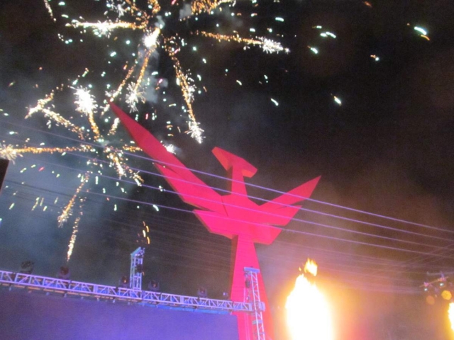 Con llamas y juegos pirotécnicos, este lunes fue inaugurada la escultura del Ave Fénix, como parte de la celebración del sesquicentenario de Jojutla.