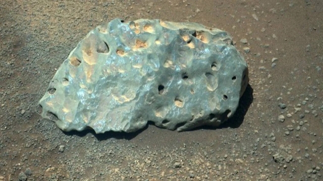 El rover de Marte dispara rayos láser a una extraña roca marciana