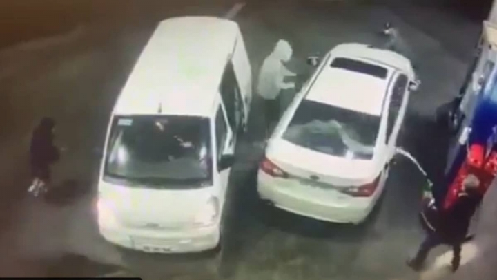 Hombre evita asalto bañando con gasolina a los ladrones.