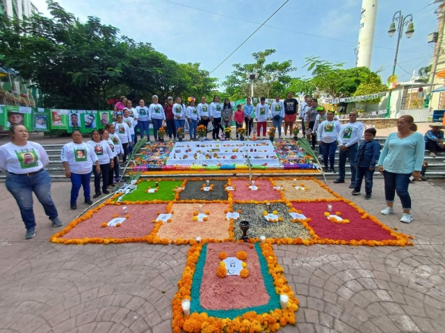 Integrantes del colectivo montaron una ofrenda en Zacatepec.