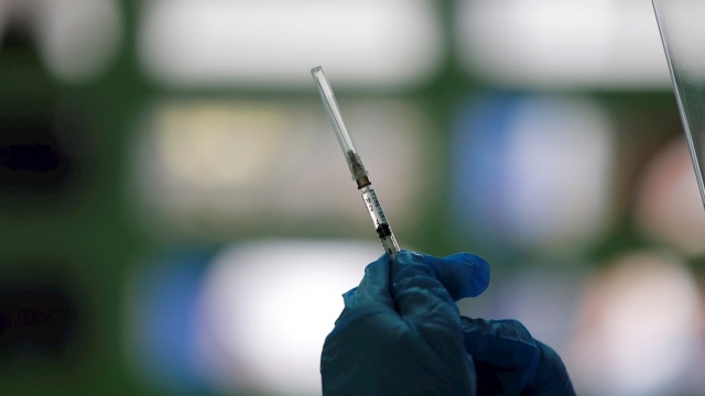 EU dará prioridad a refuerzos vacunas y pruebas para combatir subvariante ómicron