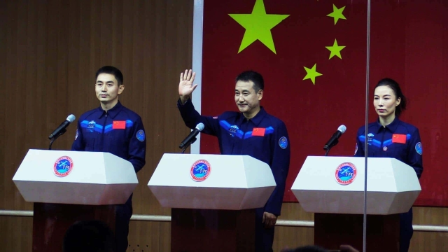 China lanza nave con nueva tripulación a su estación espacial.