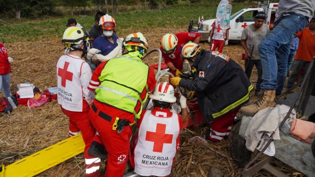 Auxilia Cruz Roja a un hombre cuya pierna quedó atrapada en una picadora de caña