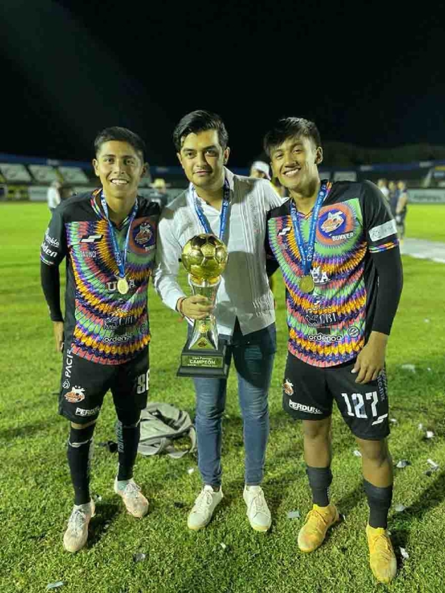  Los futbolistas morelenses Julián Zaragoza (derecha) y Jorge Bernal, festejaron el título el pasado sábado con Alebrijes al vencer a THO Mayas FC, en Mérida, Yucatán.