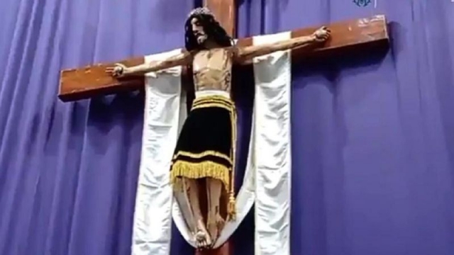 Cristo movió la cabeza durante una misa.