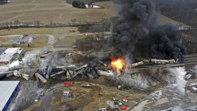 Surgen enfermedades en Ohio tras la explosión tóxica por el descarrilamiento del tren