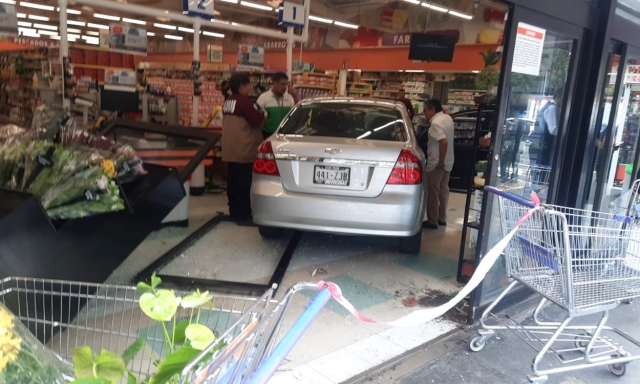 Mujer impacta su auto contra supermercado y deja cuatro heridos