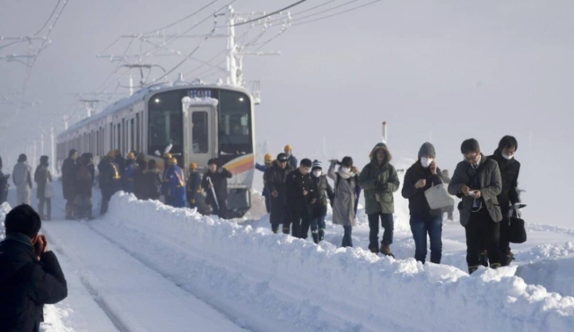 Temporal de nieve en Japón suspende vuelos y trenes