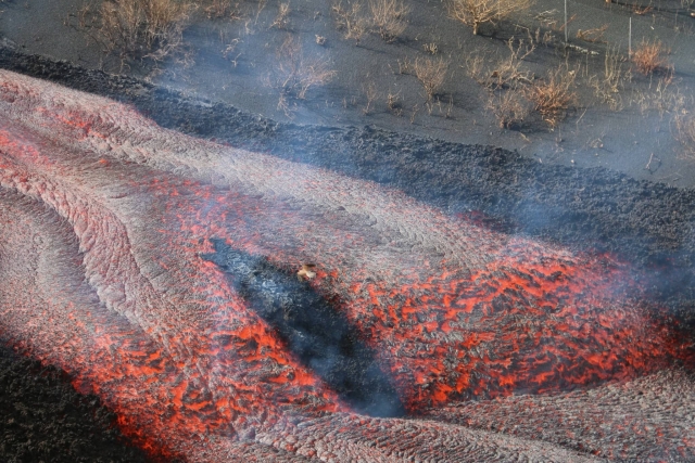 Volcán Cumbre Vieja expulsa nueva colada de lava.