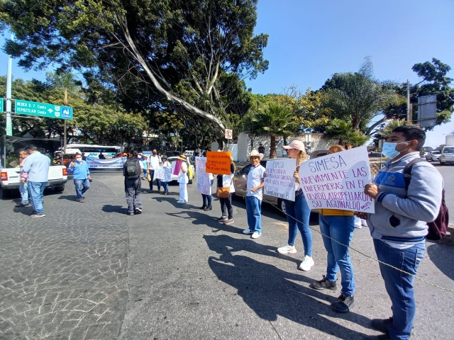 Protestan integrantes del Sindicato Mexicano de Salud, al norte de Cuernavaca