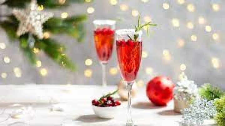 Celebra el año nuevo con un refrescante cóctel de vino espumoso y frutos rojos