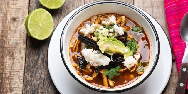 Disfruta de una deliciosa sopa azteca con esta receta sencilla