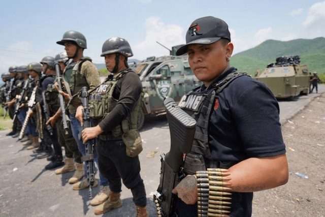 CJNG exhibe su arsenal de armas en Michoacán.
