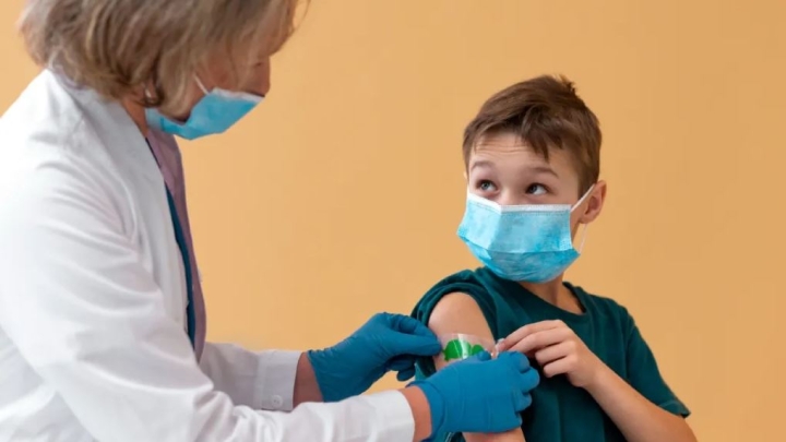 ¿Cómo preparar a tus hijos adolescentes para la vacuna contra COVID-19?