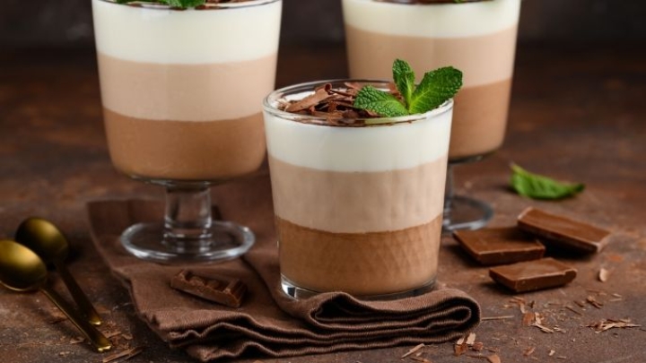 Prepara esta deliciosa gelatina de 3 chocolates y disfruta su refrescante sabor