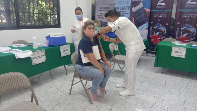 Aplican vacuna contra covid-19 para personas de 18 a 29 años en Canaco
