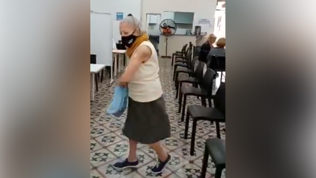 Una abuelita baila de alegría tras recibir vacuna contra COVID-19.