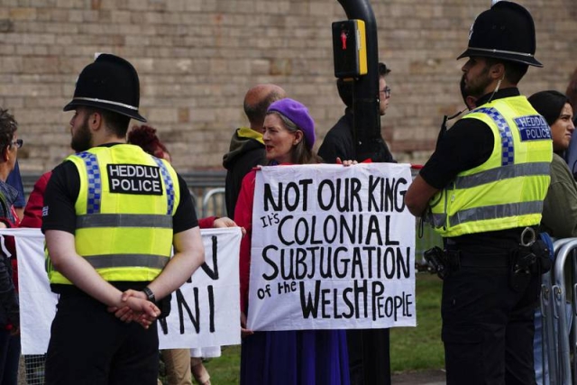 ‘No es nuestro rey’: Detienen a manifestantes en Reino Unido por protestar contra la monarquía británica