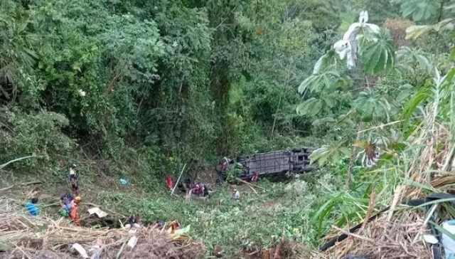 Al menos nueve muertos al caer autobús por precipicio en Colombia