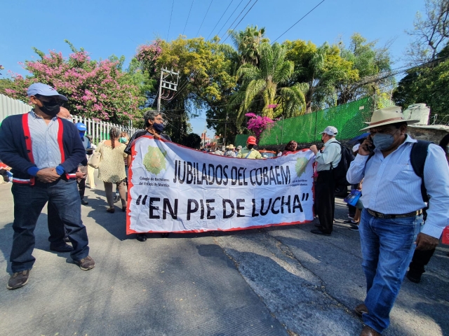 Maestros jubilados del Cobaem protestan ante el Congreso local