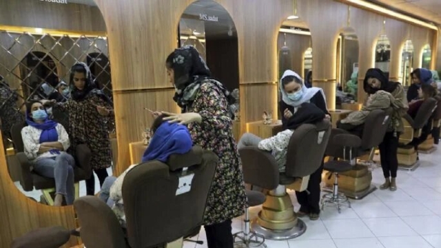 El Talibán prohíbe los salones de belleza para mujeres en Afganistán