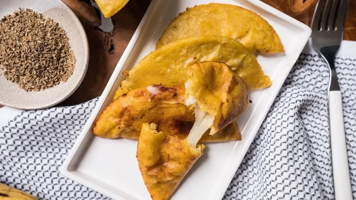 Prepara un delicioso postre para endulzar la noche mexicana: empanadas de plátano macho