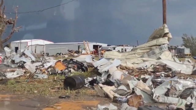 Tornado arrasa una localidad en el norte de Texas, EU