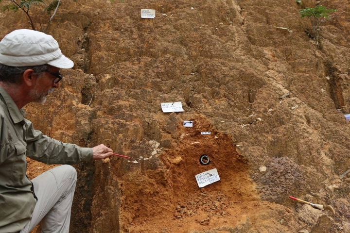 El investigador Antonio Rosas durante una de las expediciones antropológicas en Guinea Ecuatorial.