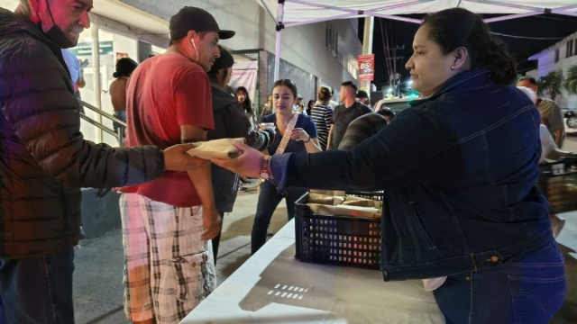 Entrega DIF Cuautla cenas calientes a familias en hospitales