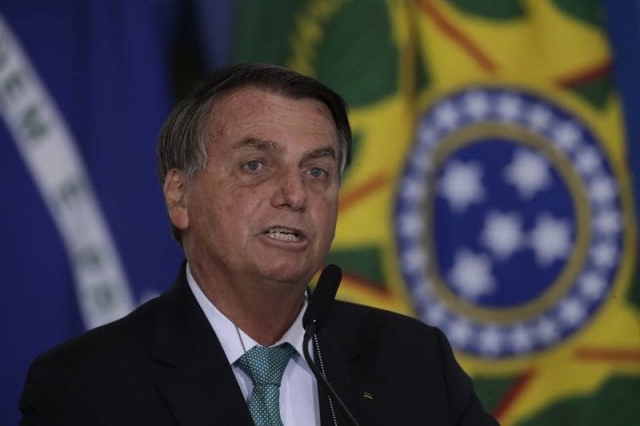Piden investigar a Bolsonaro por compra de vacunas COVID a India.