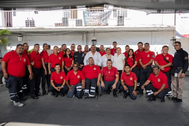 Entregan uniformes y camión al Heroico Cuerpo de Bomberos de Temixco