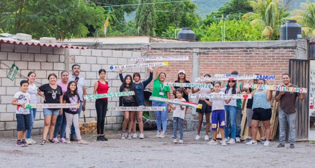 Jóvenes de Tlaltizapán buscan hacer conciencia del cuidado del medio ambiente, en especial de la Sierra Montenegro, colocando carteles con frases alusivas. 