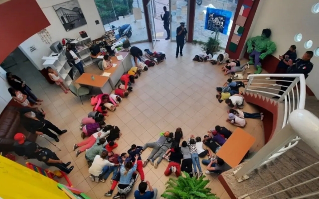 Zacatecas: enseñan a niños cómo protegerse de balacera durante un curso de verano