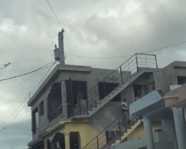 Usan poste de luz como columna de una casa en República Dominicana