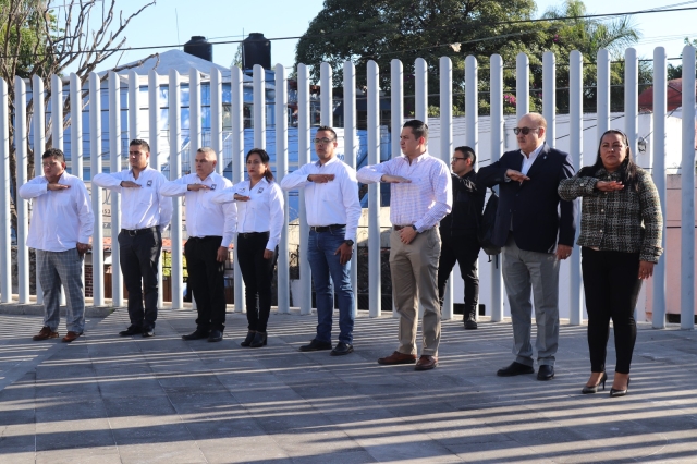 Rinden honores a la Bandera Nacional diputados y personal del Congreso de Morelos