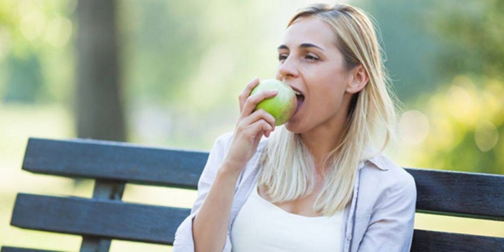 Descubre cómo las manzanas benefician tu salud cardiovascular y cerebral