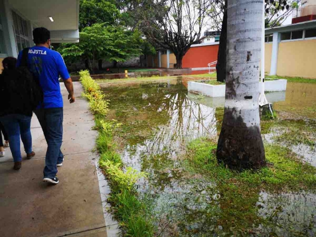 Debido a la inundación de sus patios a causa de las copiosas precipitaciones pluviales, la primaria tuvo que suspender labores y ahora deberá buscar alternativas.