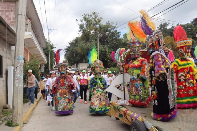  La fiesta estuvo llena de color.